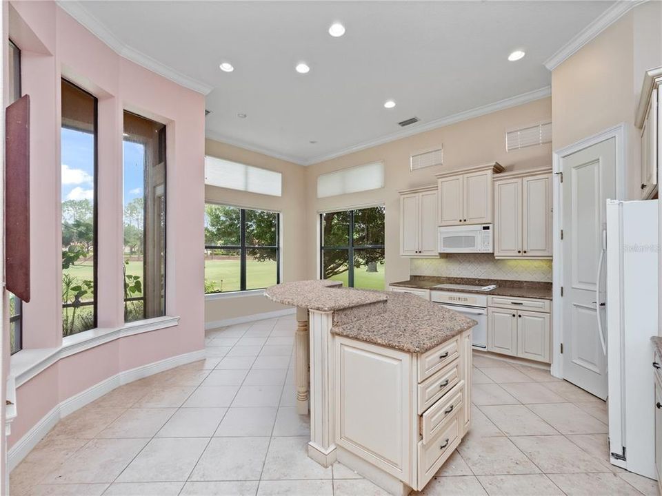 合同活跃: $379,000 (4 贝兹, 2 浴室, 2470 平方英尺)