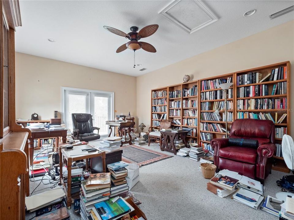 合同活跃: $379,000 (4 贝兹, 2 浴室, 2470 平方英尺)