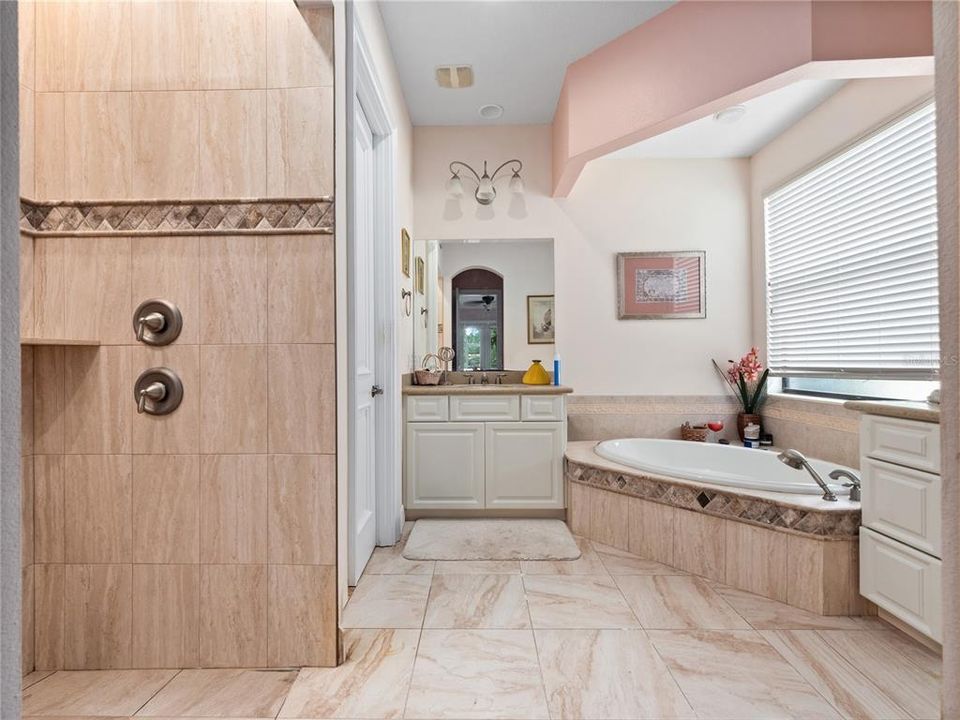 合同活跃: $379,000 (4 贝兹, 2 浴室, 2470 平方英尺)