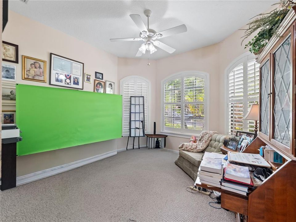 合同活跃: $379,000 (4 贝兹, 2 浴室, 2470 平方英尺)