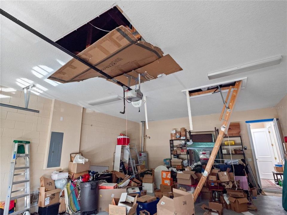 合同活跃: $379,000 (4 贝兹, 2 浴室, 2470 平方英尺)