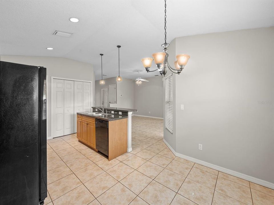 For Rent: $2,100 (3 beds, 2 baths, 1415 Square Feet)