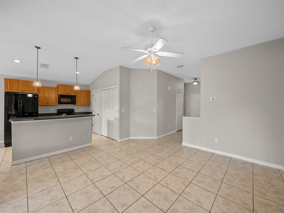 For Rent: $2,100 (3 beds, 2 baths, 1415 Square Feet)