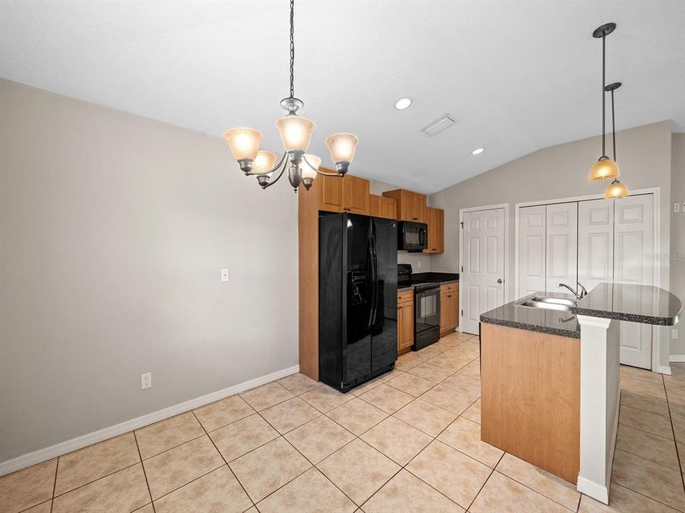 For Rent: $2,100 (3 beds, 2 baths, 1415 Square Feet)