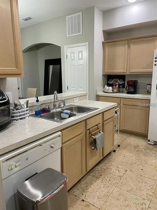 Active With Contract: $2,300 (3 beds, 2 baths, 2013 Square Feet)