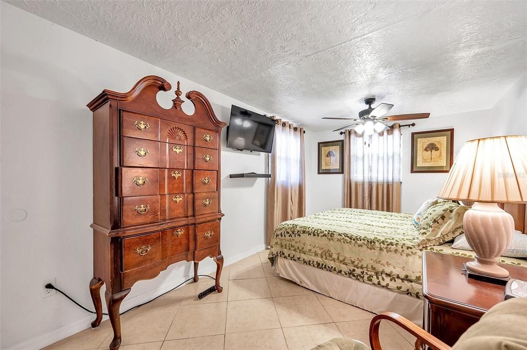 合同活跃: $179,000 (3 贝兹, 1 浴室, 1222 平方英尺)