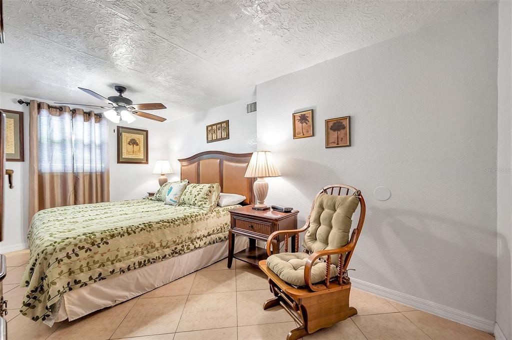 合同活跃: $179,000 (3 贝兹, 1 浴室, 1222 平方英尺)