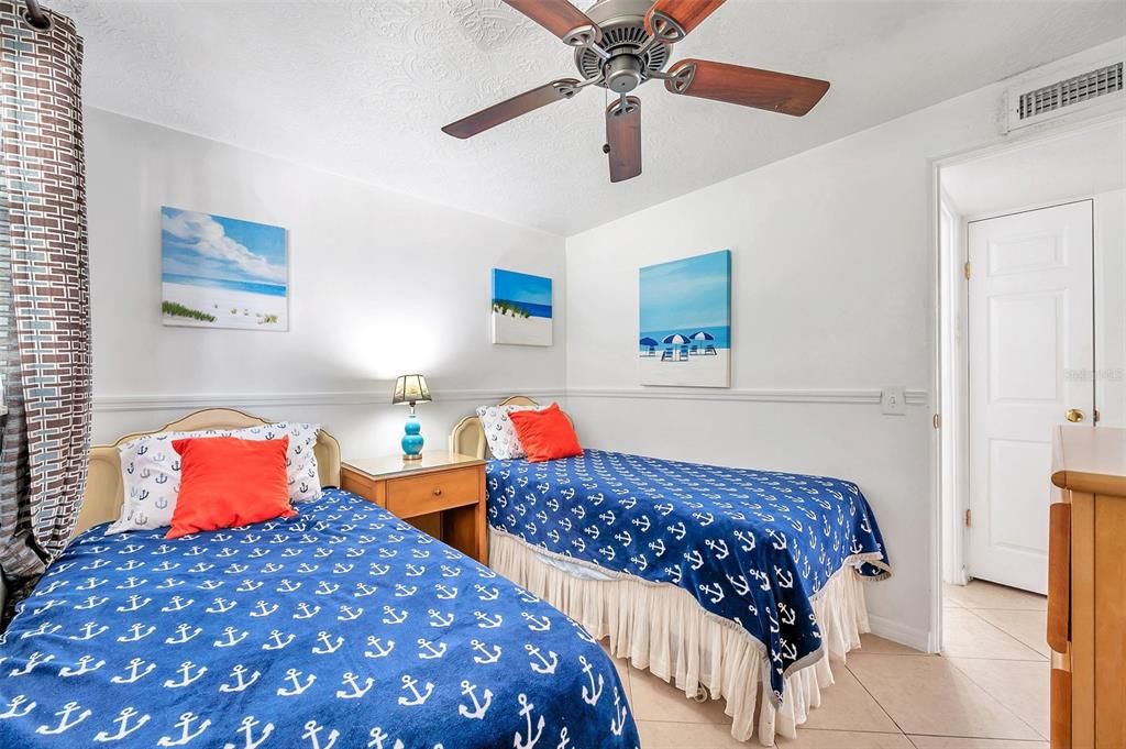 合同活跃: $179,000 (3 贝兹, 1 浴室, 1222 平方英尺)