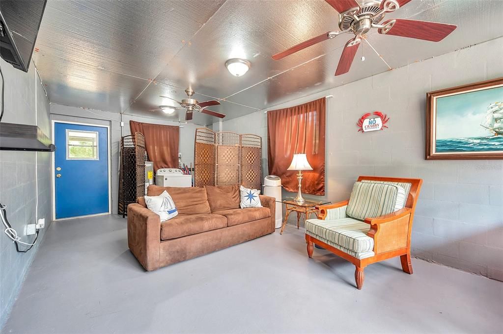 合同活跃: $179,000 (3 贝兹, 1 浴室, 1222 平方英尺)