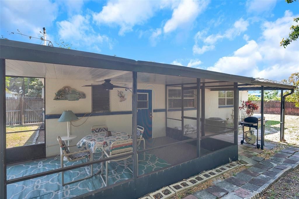 合同活跃: $179,000 (3 贝兹, 1 浴室, 1222 平方英尺)