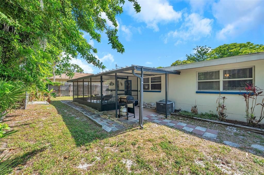 合同活跃: $179,000 (3 贝兹, 1 浴室, 1222 平方英尺)