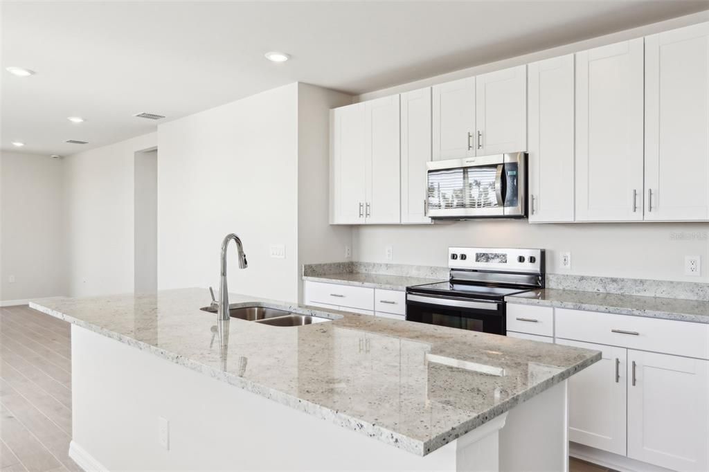 Activo con contrato: $309,995 (4 camas, 2 baños, 1687 Pies cuadrados)