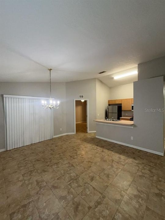 合同活跃: $245,000 (3 贝兹, 2 浴室, 1261 平方英尺)