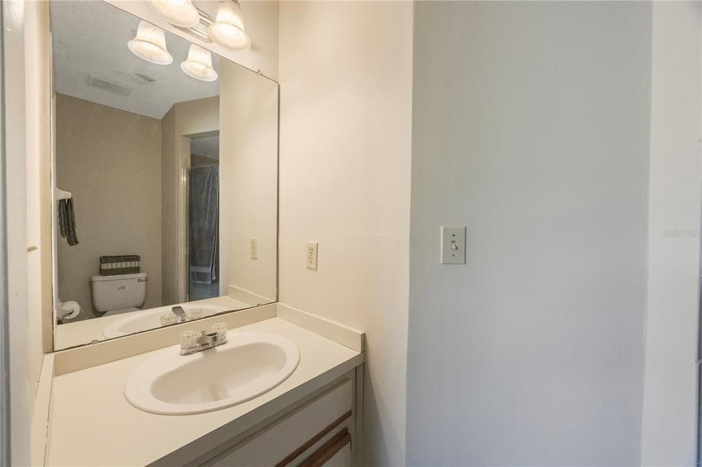 Active With Contract: $199,900 (2 beds, 2 baths, 1150 Square Feet)
