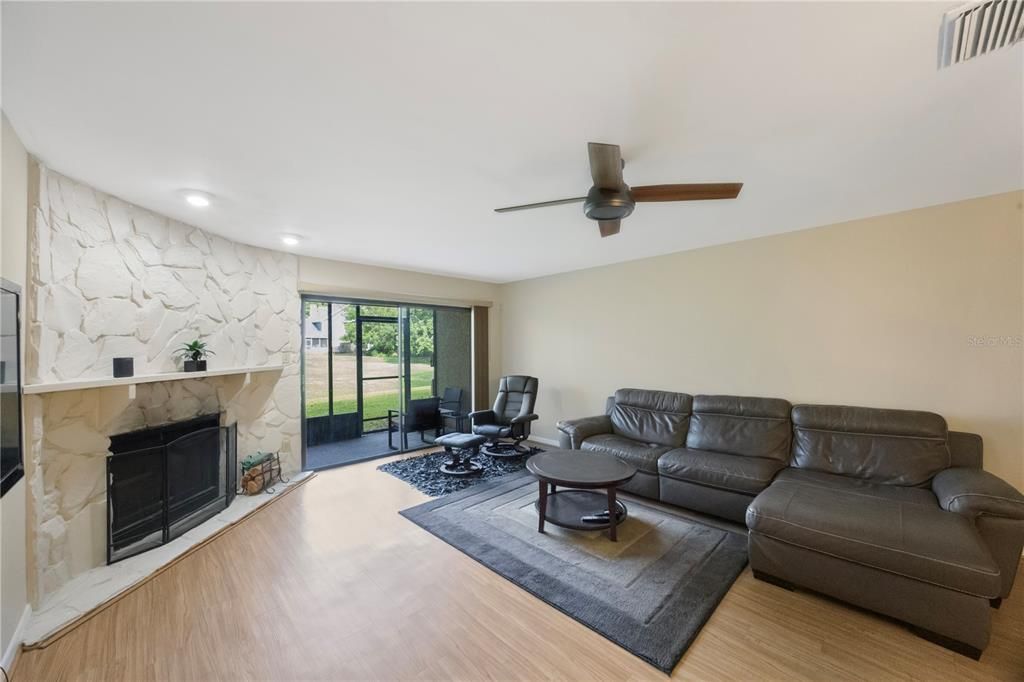 Active With Contract: $199,900 (2 beds, 2 baths, 1150 Square Feet)