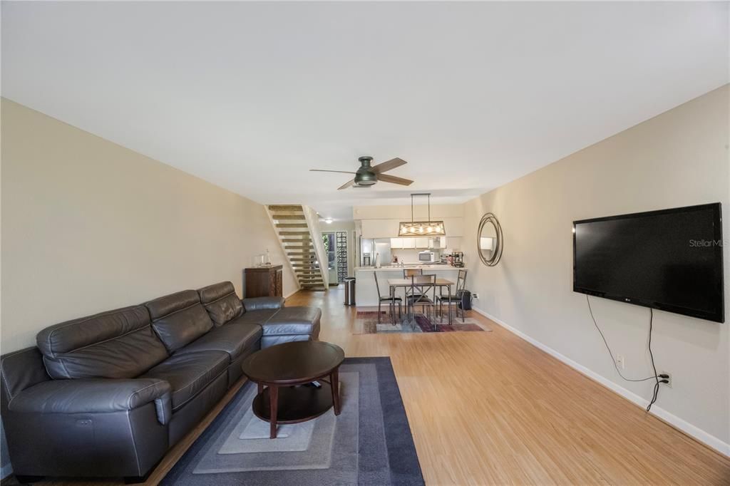 Active With Contract: $199,900 (2 beds, 2 baths, 1150 Square Feet)