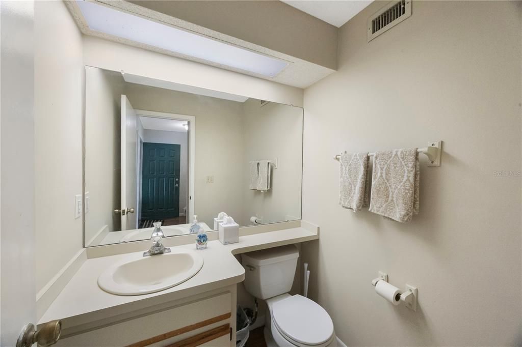 Active With Contract: $199,900 (2 beds, 2 baths, 1150 Square Feet)