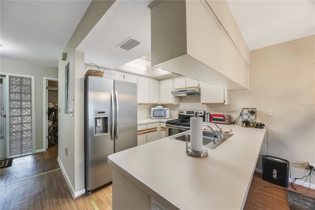 Active With Contract: $199,900 (2 beds, 2 baths, 1150 Square Feet)