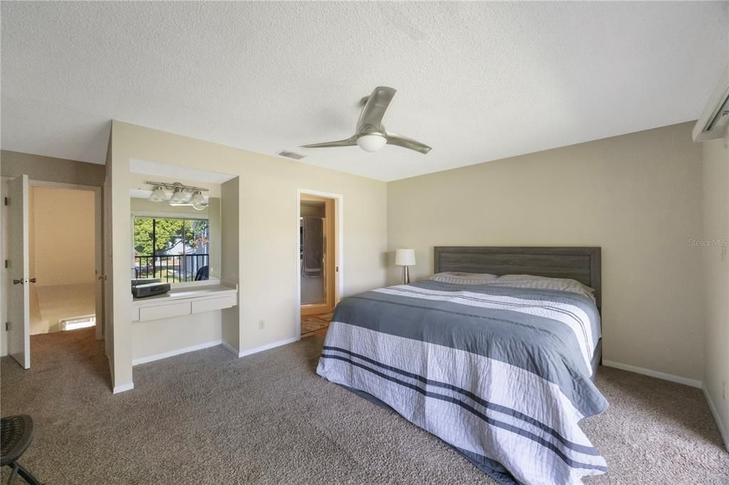 Active With Contract: $199,900 (2 beds, 2 baths, 1150 Square Feet)