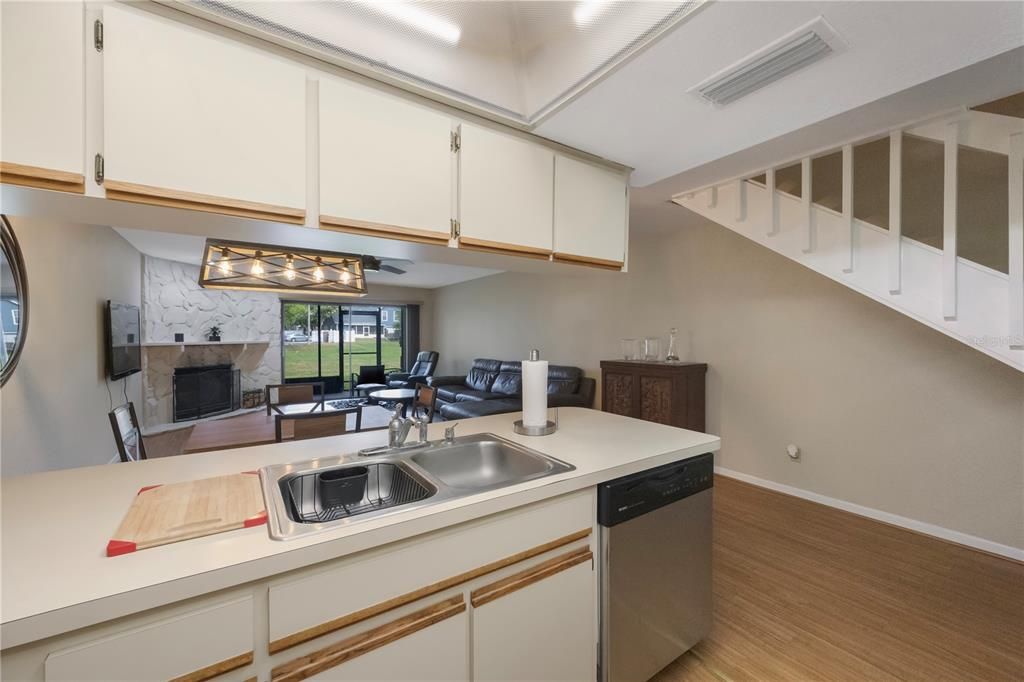 Active With Contract: $199,900 (2 beds, 2 baths, 1150 Square Feet)