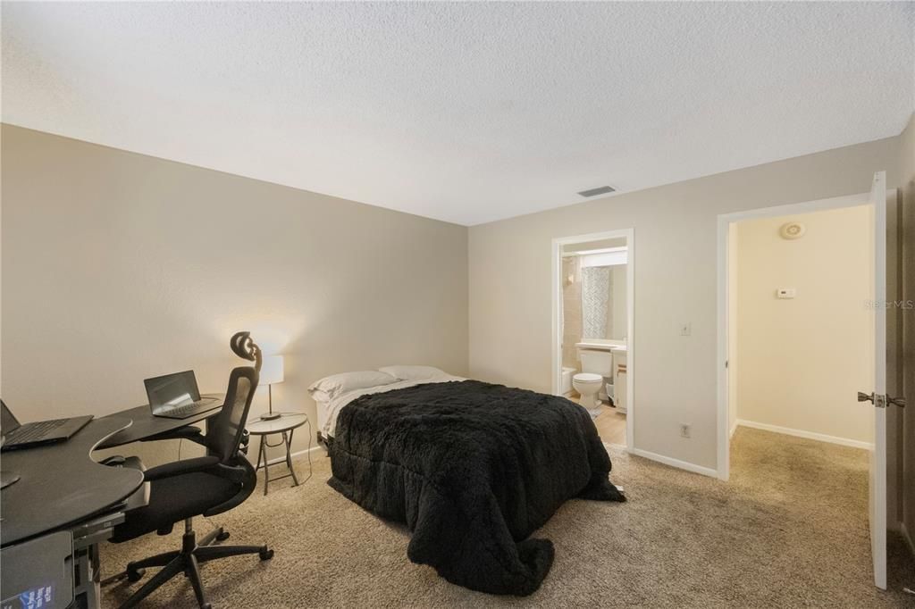 Active With Contract: $199,900 (2 beds, 2 baths, 1150 Square Feet)