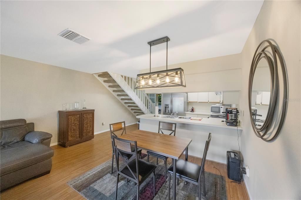 Active With Contract: $199,900 (2 beds, 2 baths, 1150 Square Feet)