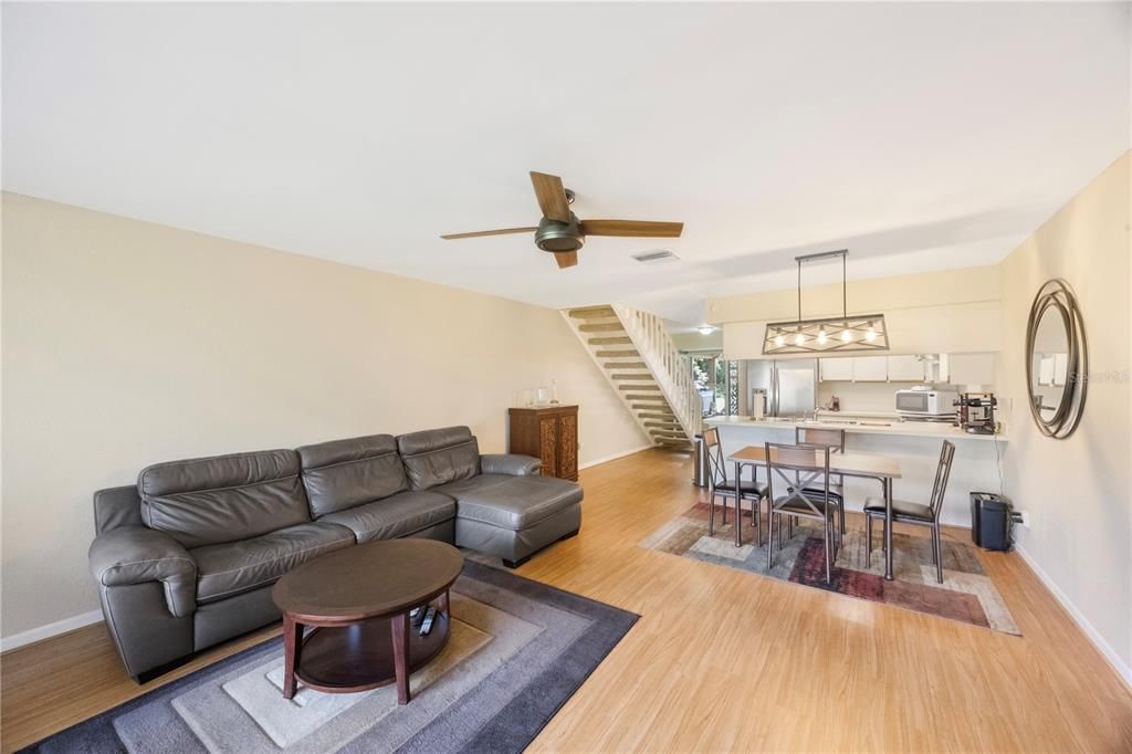 Active With Contract: $199,900 (2 beds, 2 baths, 1150 Square Feet)