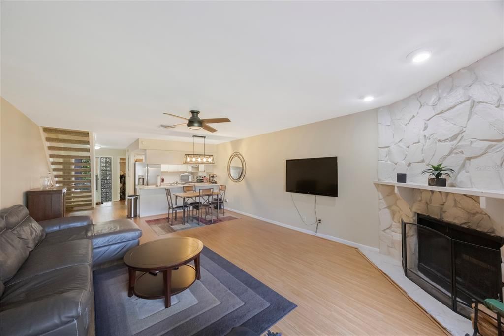 Active With Contract: $199,900 (2 beds, 2 baths, 1150 Square Feet)