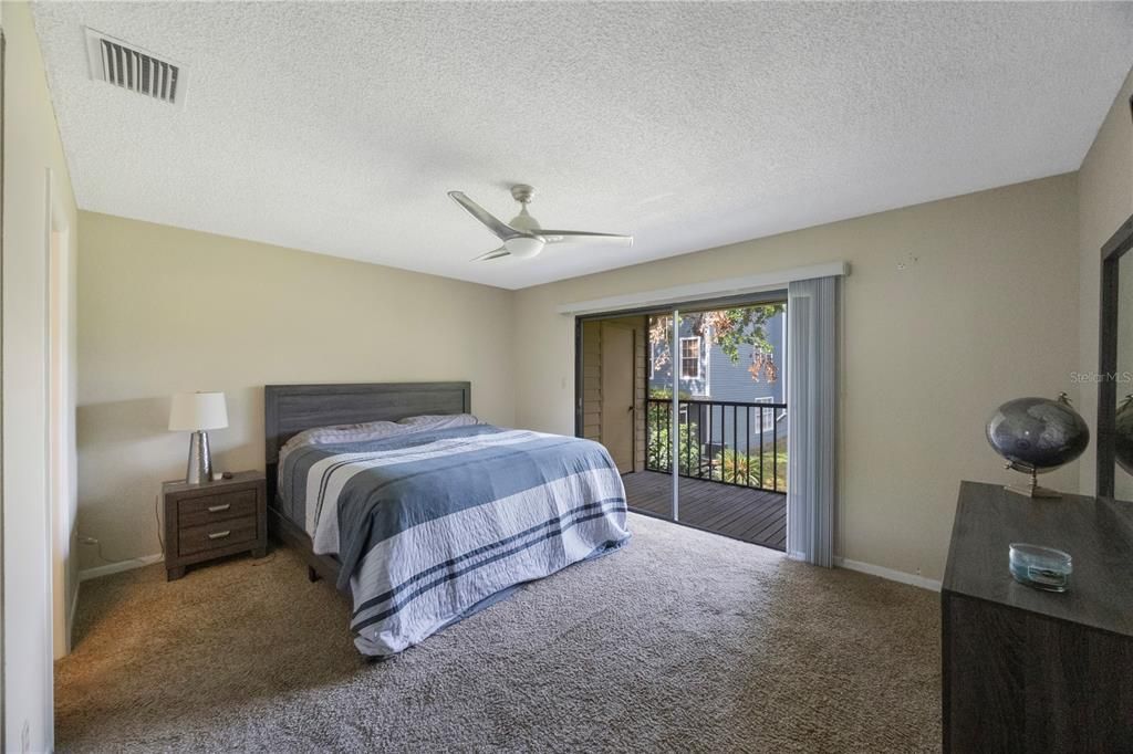 Active With Contract: $199,900 (2 beds, 2 baths, 1150 Square Feet)