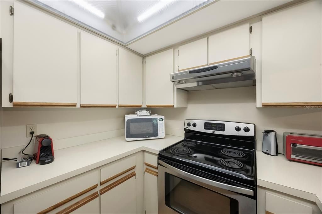 Active With Contract: $199,900 (2 beds, 2 baths, 1150 Square Feet)