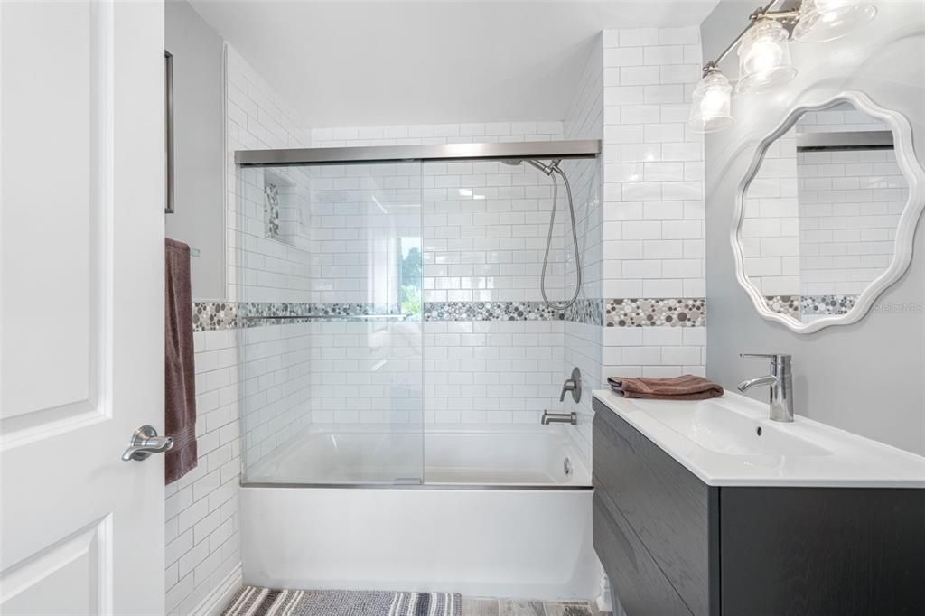 Под контрактом: $2,100 (1 спален, 1 ванн, 528 Квадратных фут)