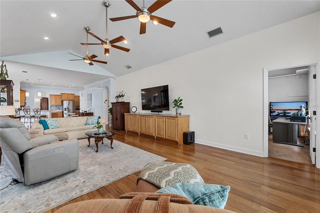 На продажу: $799,977 (4 спален, 3 ванн, 2705 Квадратных фут)