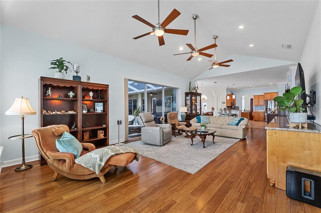 На продажу: $799,977 (4 спален, 3 ванн, 2705 Квадратных фут)