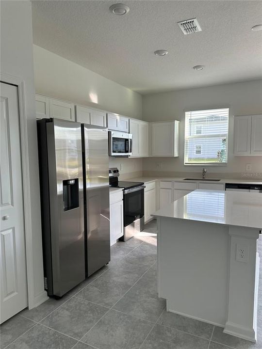 合同活跃: $2,300 (3 贝兹, 2 浴室, 1864 平方英尺)