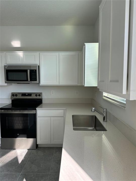 合同活跃: $2,300 (3 贝兹, 2 浴室, 1864 平方英尺)