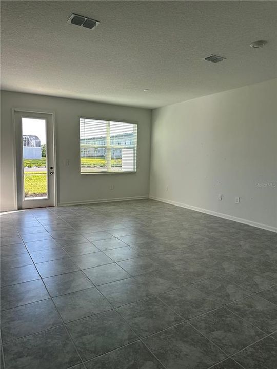 合同活跃: $2,300 (3 贝兹, 2 浴室, 1864 平方英尺)