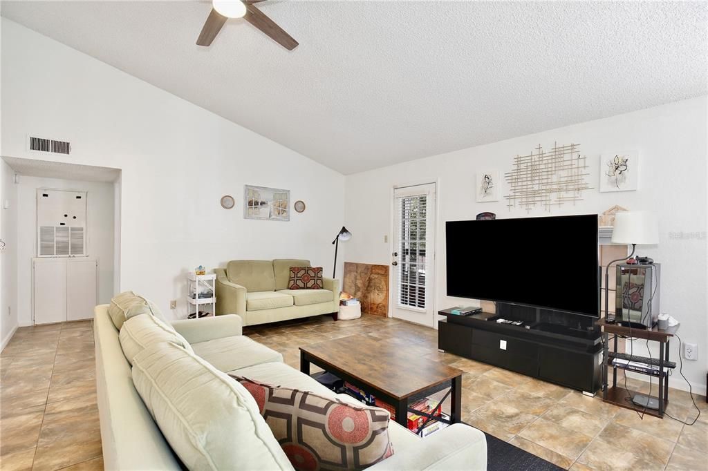 Activo con contrato: $90,000 (2 camas, 2 baños, 1000 Pies cuadrados)