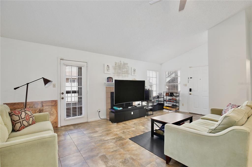 Activo con contrato: $90,000 (2 camas, 2 baños, 1000 Pies cuadrados)