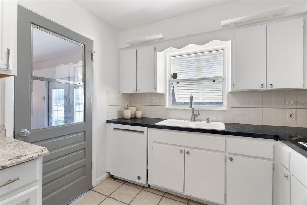 待售: $518,000 (4 贝兹, 3 浴室, 1926 平方英尺)