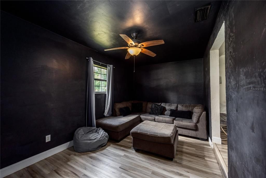 For Sale: $199,900 (3 beds, 1 baths, 1134 Square Feet)