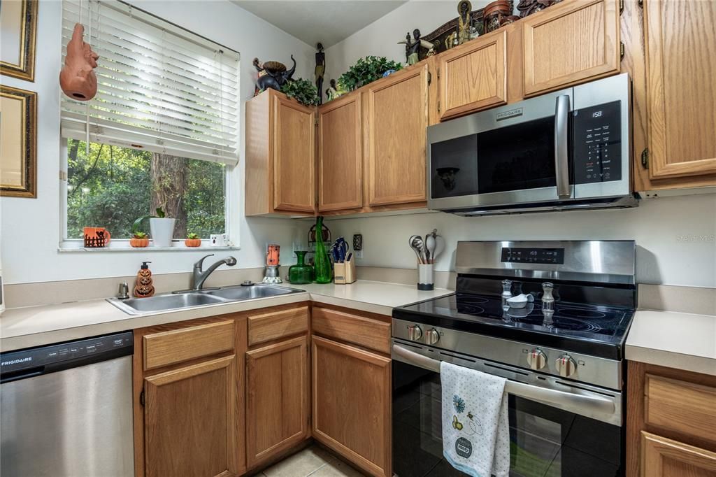 Под контрактом: $170,000 (2 спален, 2 ванн, 1172 Квадратных фут)