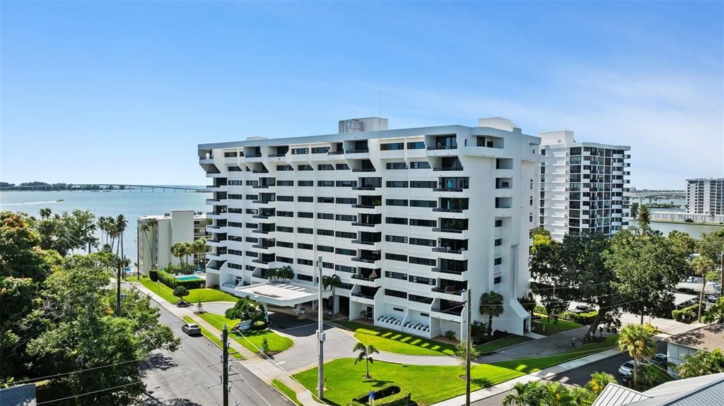 Active With Contract: $225,000 (2 beds, 2 baths, 1310 Square Feet)