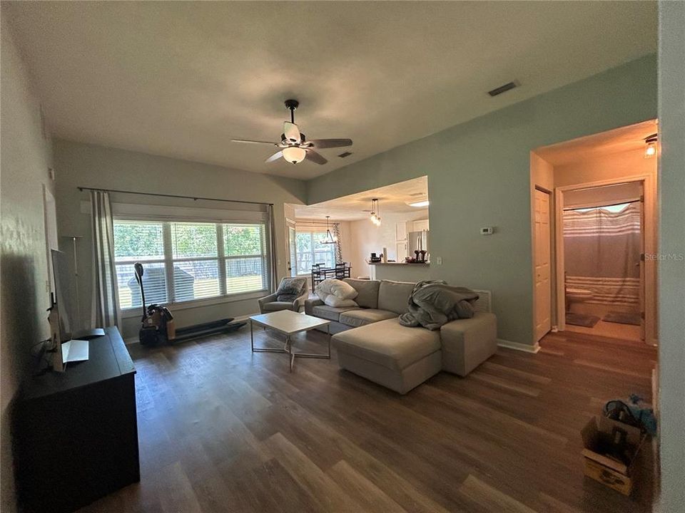 Active With Contract: $1,800 (3 beds, 2 baths, 1242 Square Feet)