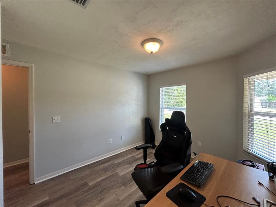 Active With Contract: $1,800 (3 beds, 2 baths, 1242 Square Feet)