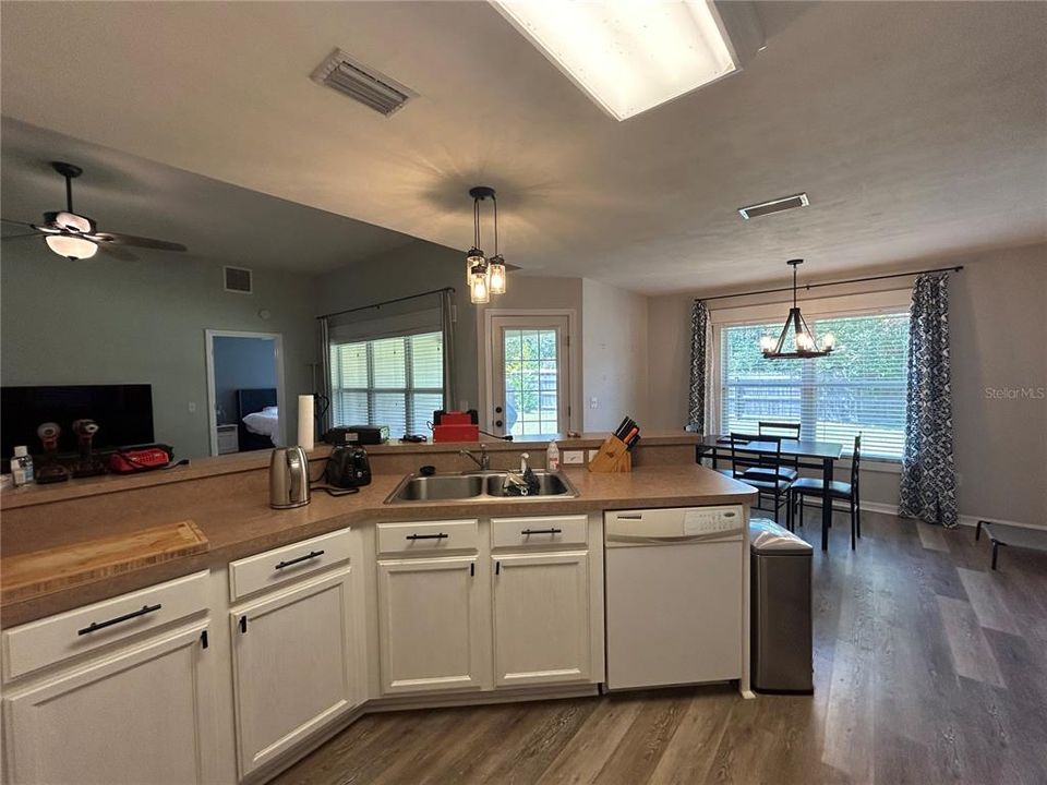 Active With Contract: $1,800 (3 beds, 2 baths, 1242 Square Feet)