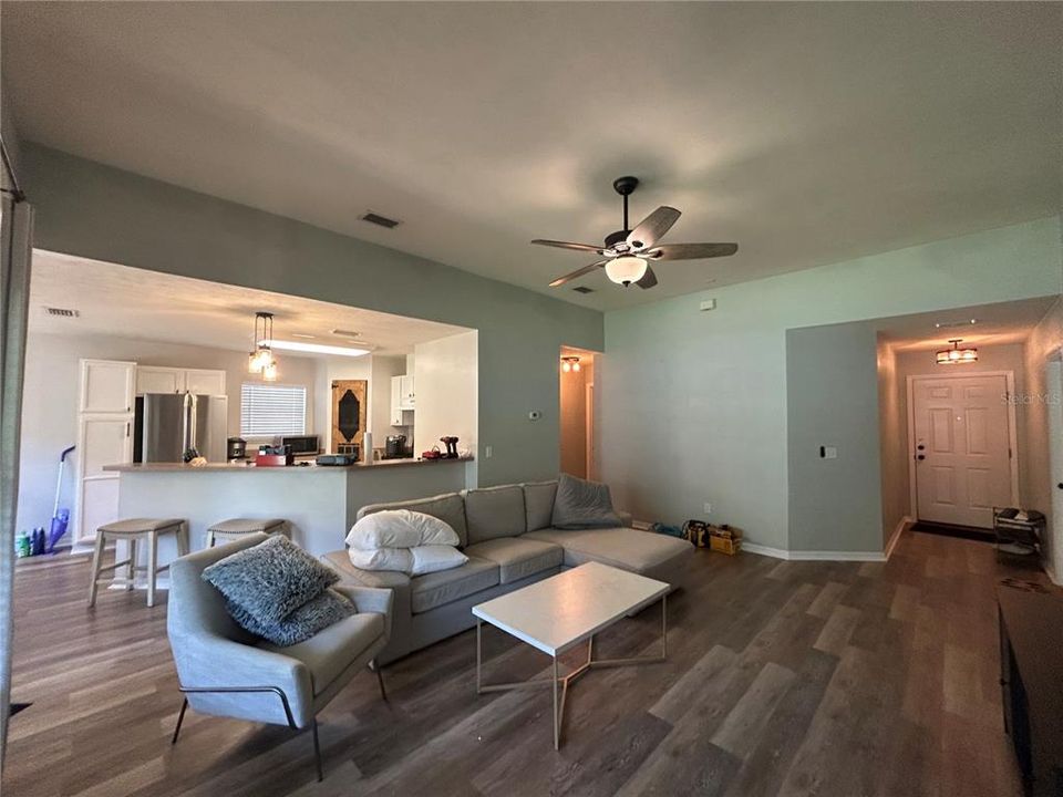 Active With Contract: $1,800 (3 beds, 2 baths, 1242 Square Feet)