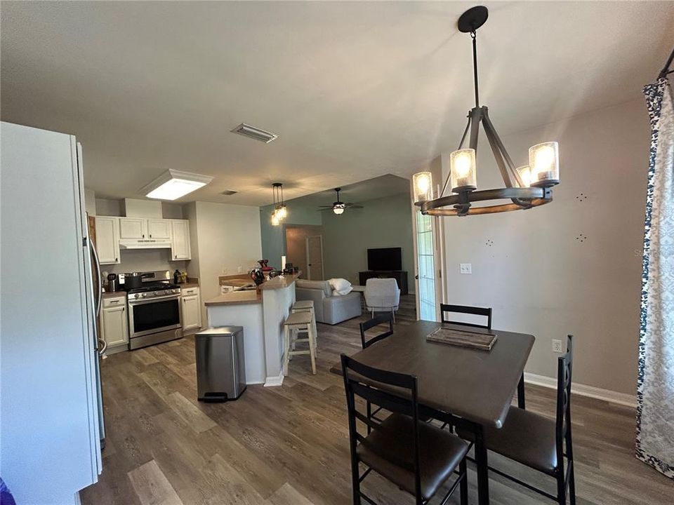 Active With Contract: $1,800 (3 beds, 2 baths, 1242 Square Feet)
