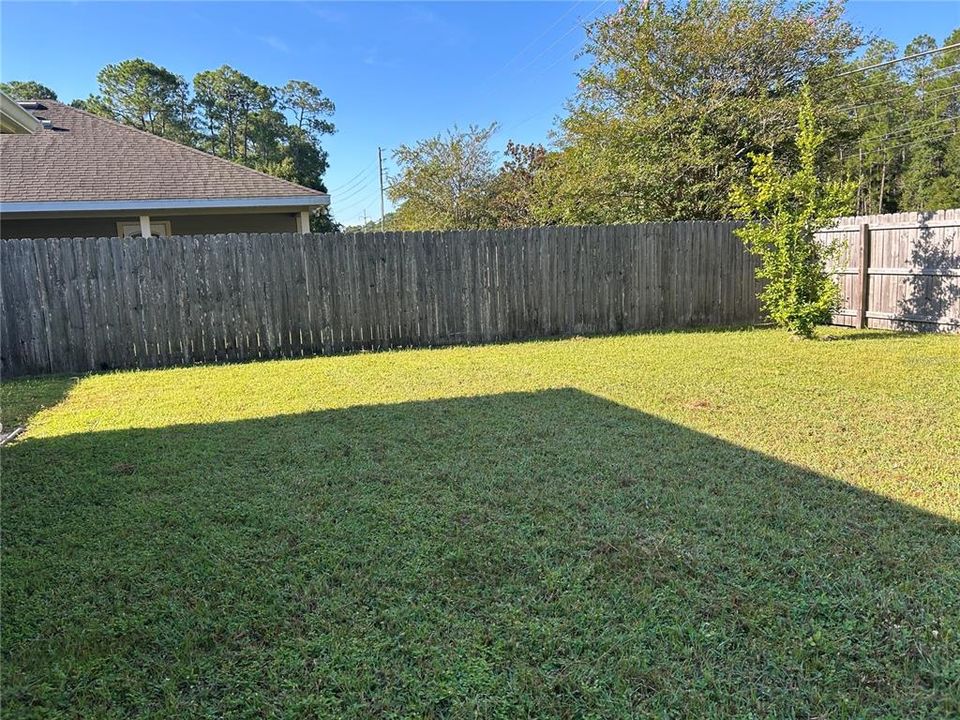 Active With Contract: $1,800 (3 beds, 2 baths, 1242 Square Feet)