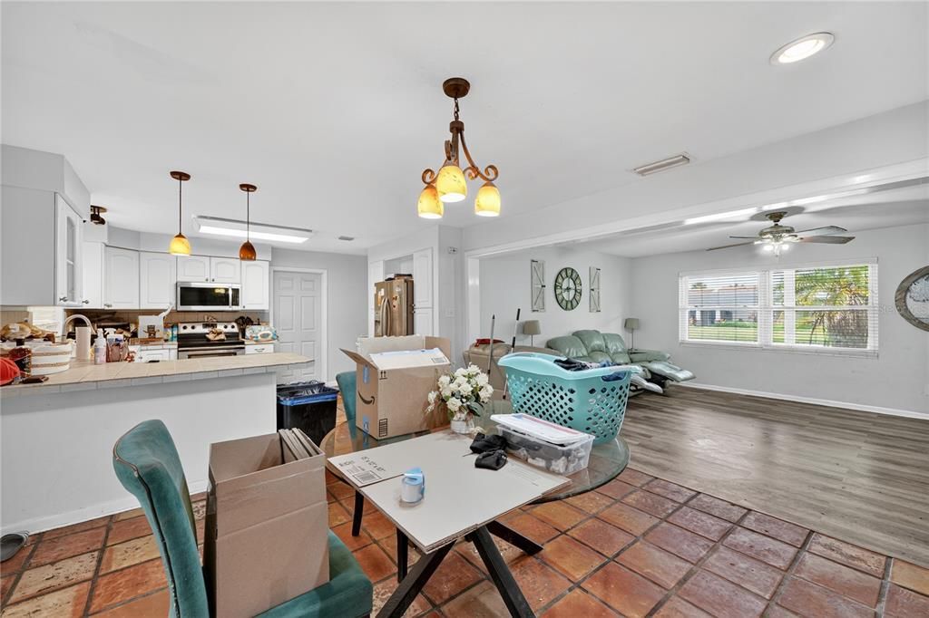 Activo con contrato: $254,999 (3 camas, 2 baños, 1410 Pies cuadrados)