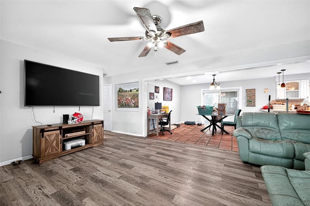 Activo con contrato: $254,999 (3 camas, 2 baños, 1410 Pies cuadrados)